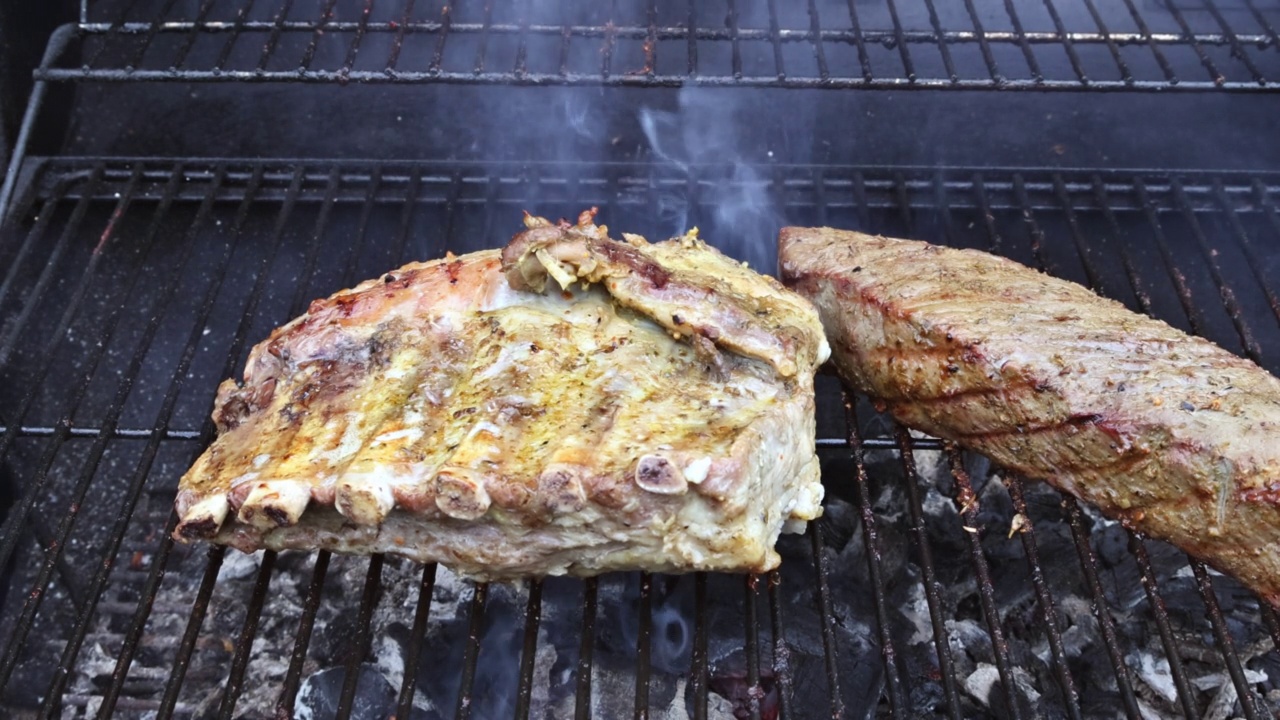 美式食物，用热烤架烤牛肉和排骨视频素材