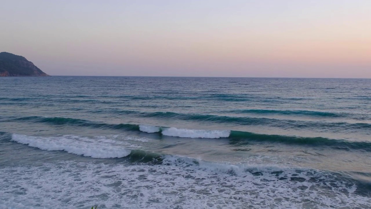 日落时海浪的视频视频素材