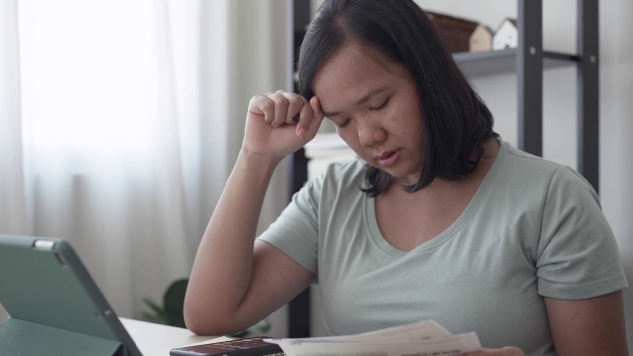 忧心忡忡的女经理计算住房金融支付账单视频素材