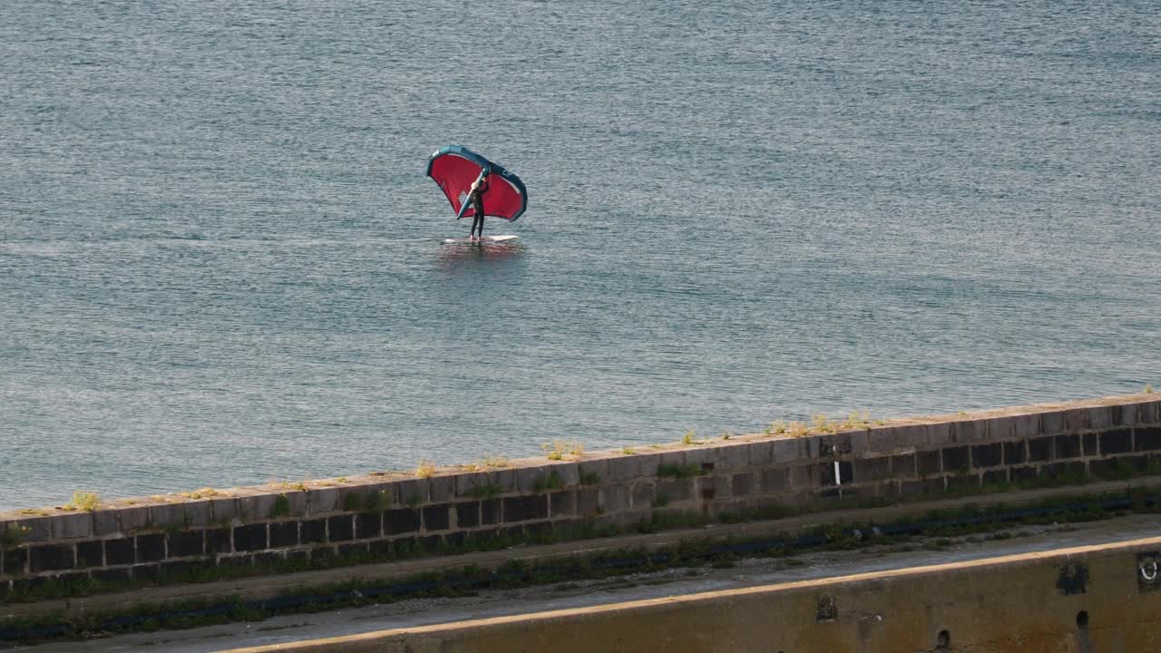 在英国苏格兰阿伯丁，一名男子在海上风筝冲浪。视频素材