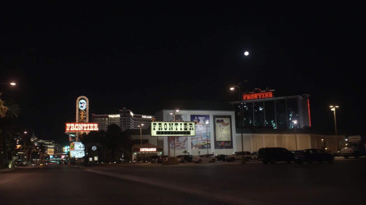 手持移动的pov在拉斯维加斯大道上。看看豪华度假村赌场和酒店的霓虹灯。"前沿"和"拉斯维加斯时装秀"视频素材
