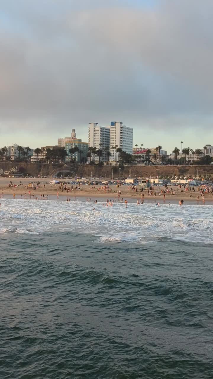 从水面上看，海浪拍打着圣莫尼卡海滩视频素材