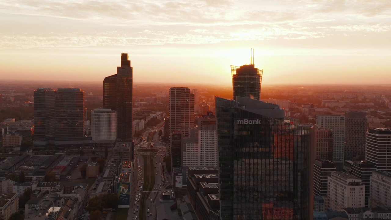 城市中心的一组现代高楼的幻灯片镜头。夕阳下的晚景。波兰华沙视频素材