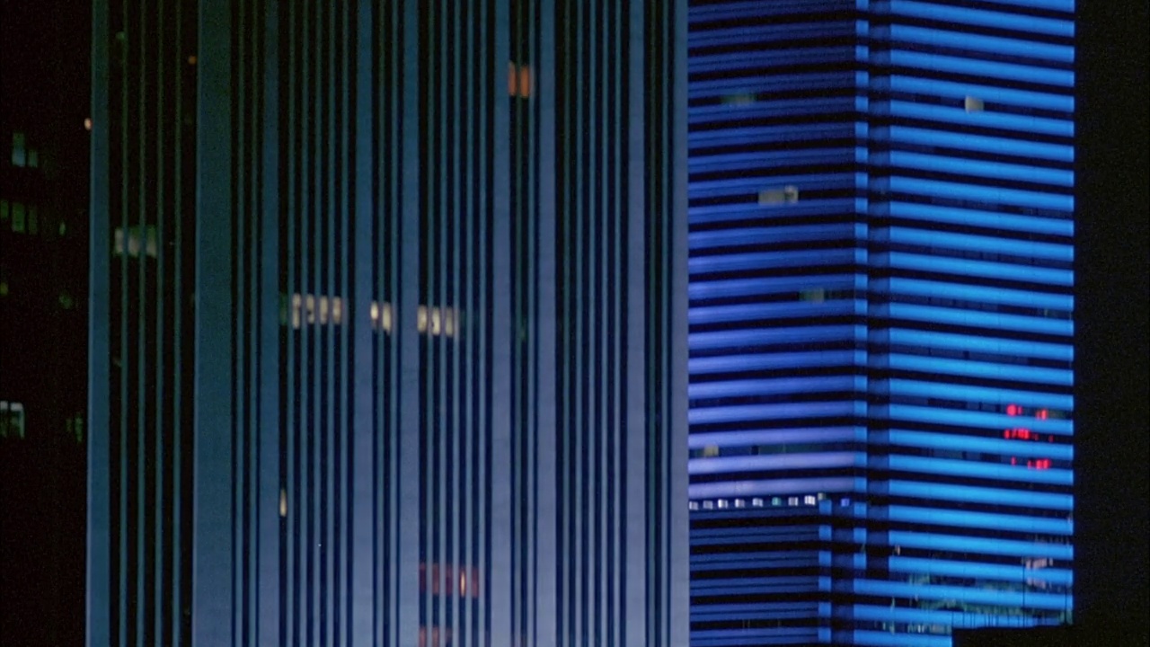 位于佛罗里达州迈阿密的美国银行大厦和太阳银行大厦。看美国银行大厦沐浴在蓝光中视频素材