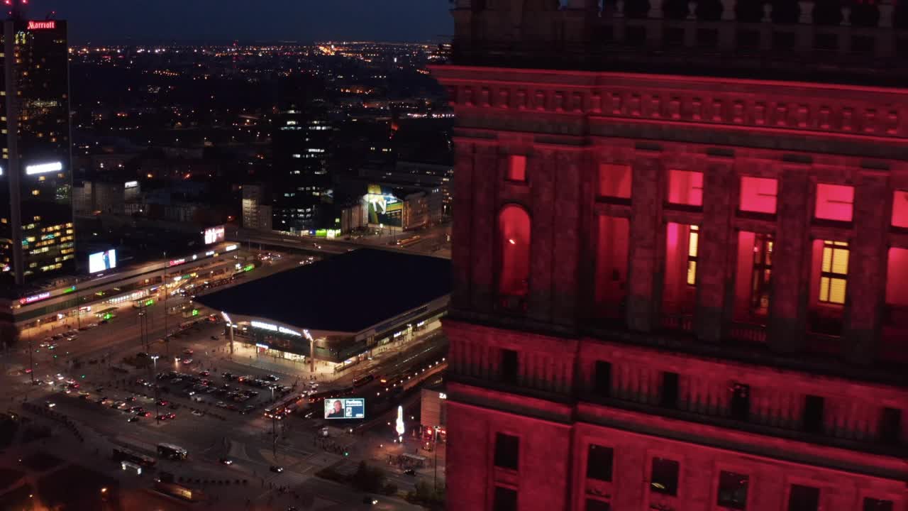 市区的航拍夜景。揭示Zlote Tarasy现代购物娱乐综合体。波兰华沙视频素材