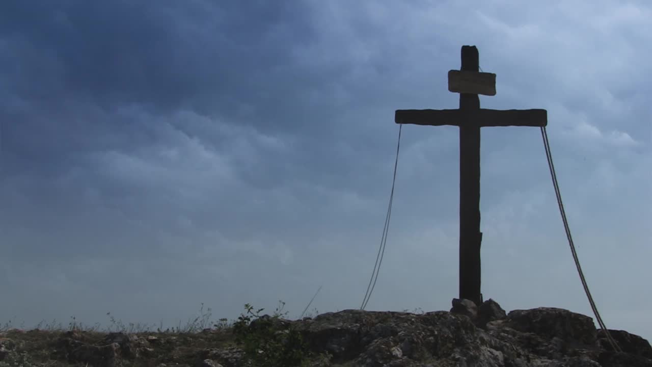 神圣十字架与铭文和绳子在阴天潘射视频素材