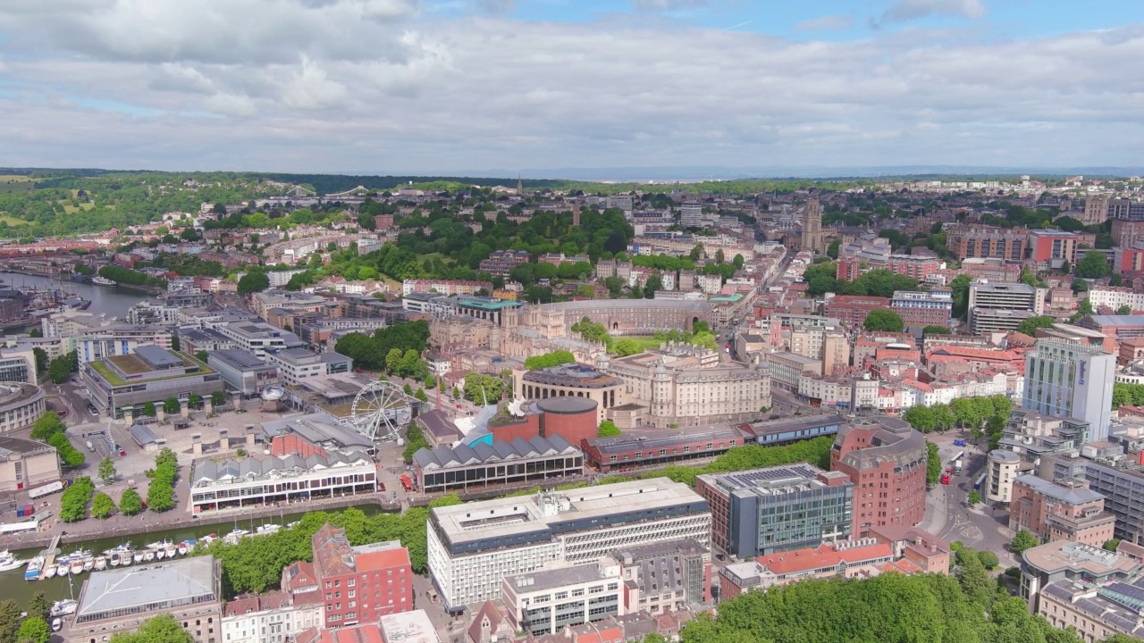 英国布里斯托尔:鸟瞰英格兰城市，草坪覆盖的女王广场，现代和历史建筑混合的市中心——从上面俯瞰英国的全景视频素材