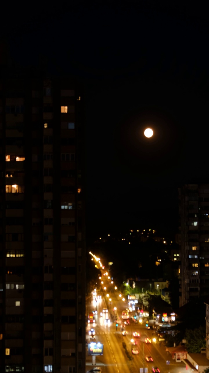 月圆时分在城市和红绿灯的夜晚视频素材