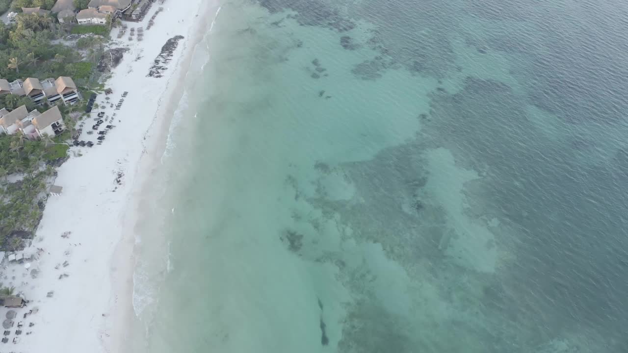 图卢姆日落时的海滩，无人机的飞行，清澈的蓝色海水视频素材