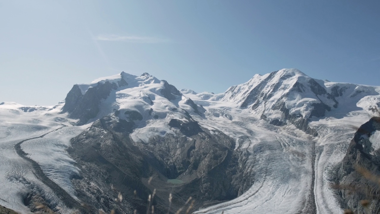 全景蒙特罗萨格莱彻与高山草地在前景视频素材