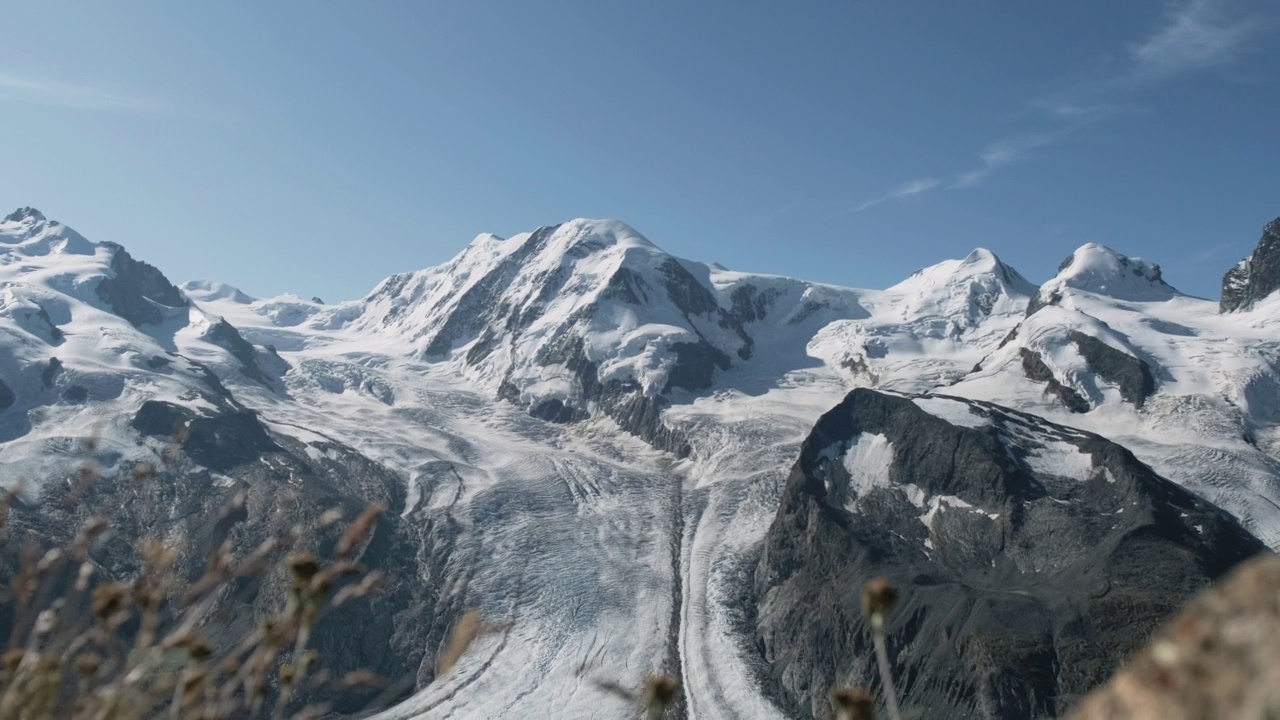 全景蒙特罗萨格莱彻与高山草地在前景视频素材