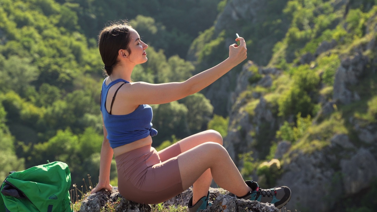 年轻女子在登山后自拍视频素材