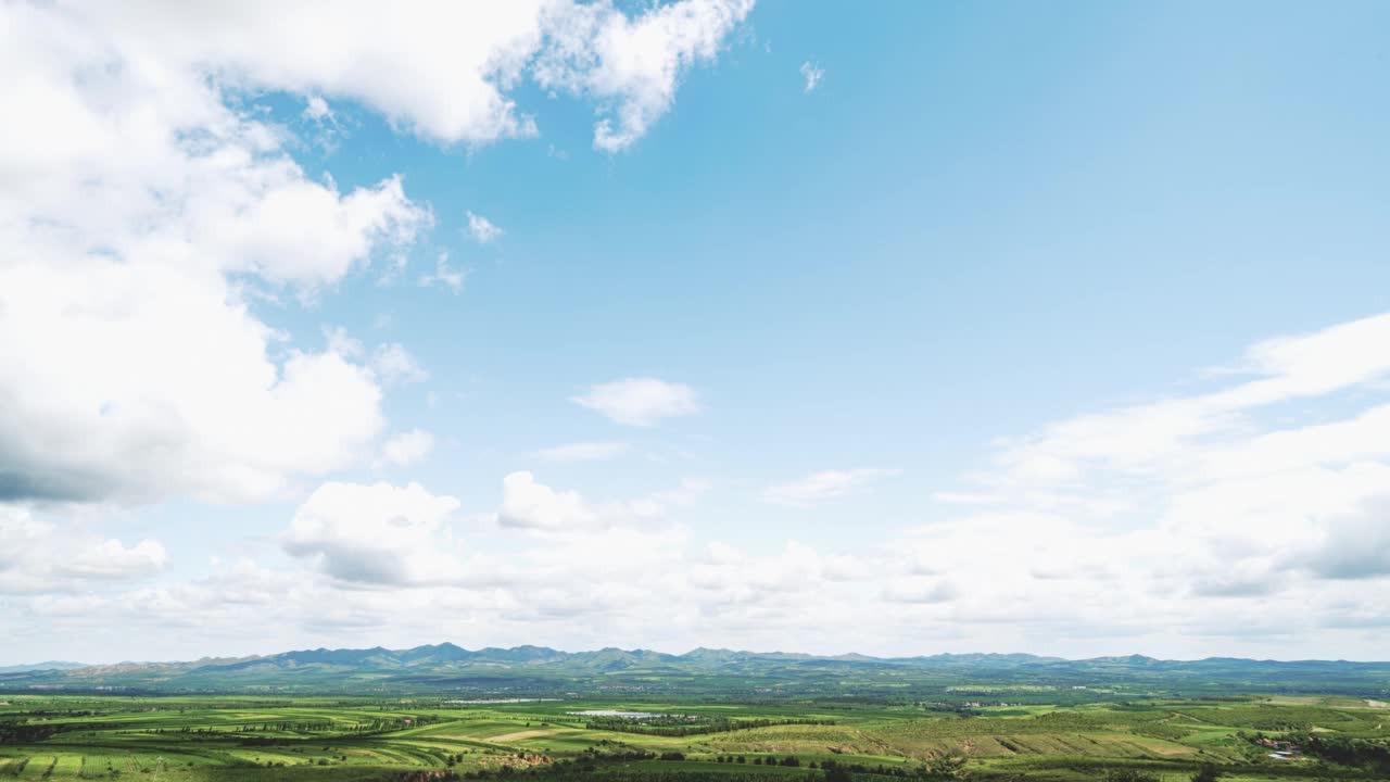 厚厚的、蓬松的云在柔软的山峦下舞蹈着穿过天空视频素材