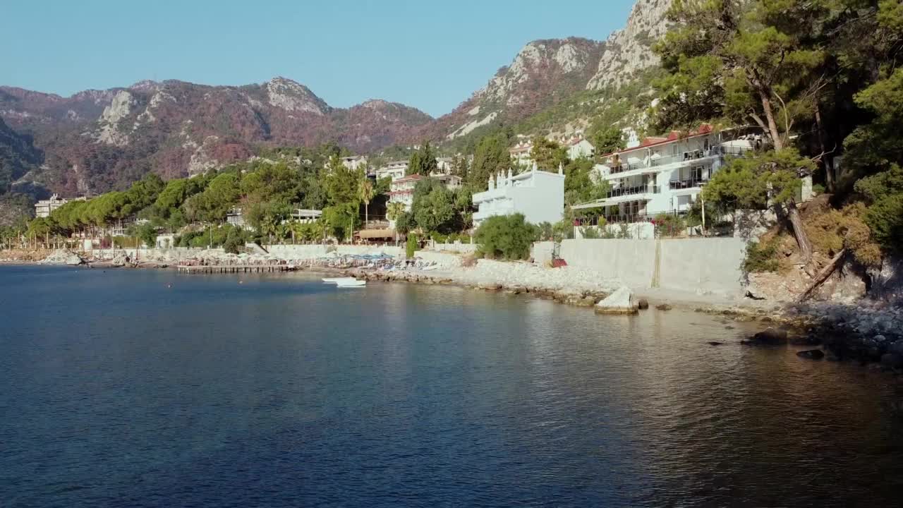 土耳其马尔马里斯区的Turunc村鸟瞰图。日出时间在宁静的旅游胜地。群山环抱的旅游胜地。视频素材