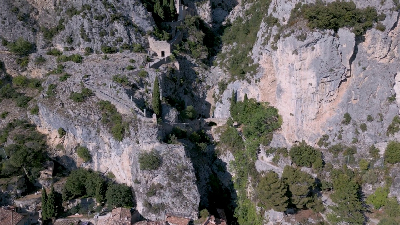 飞向法国Moustiers-Sainte-Marie村的石灰岩悬崖视频素材