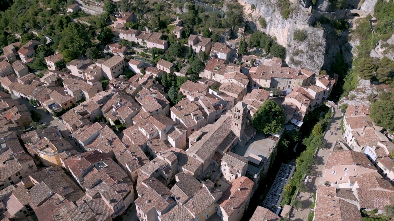 Moustiers-Sainte-Marie被认为是法国最美丽的村庄之一视频素材