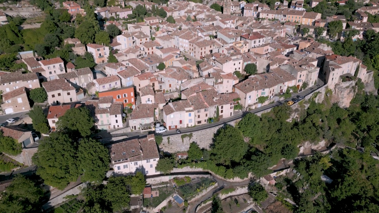 无人机在法国普罗旺斯韦尔登峡谷附近的Moustiers-Sainte-Marie村上空飞行视频素材