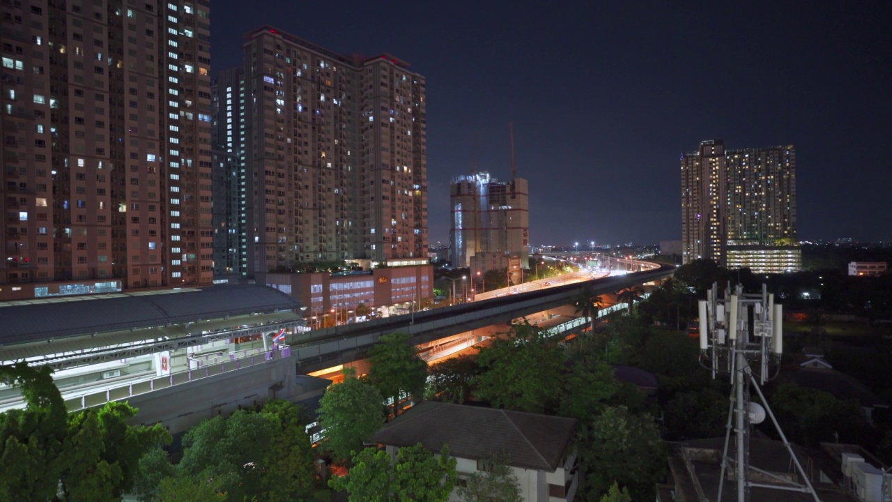 曼谷的交通景观。摩托车和汽车在路上。曼谷在高峰时间交通堵塞视频素材