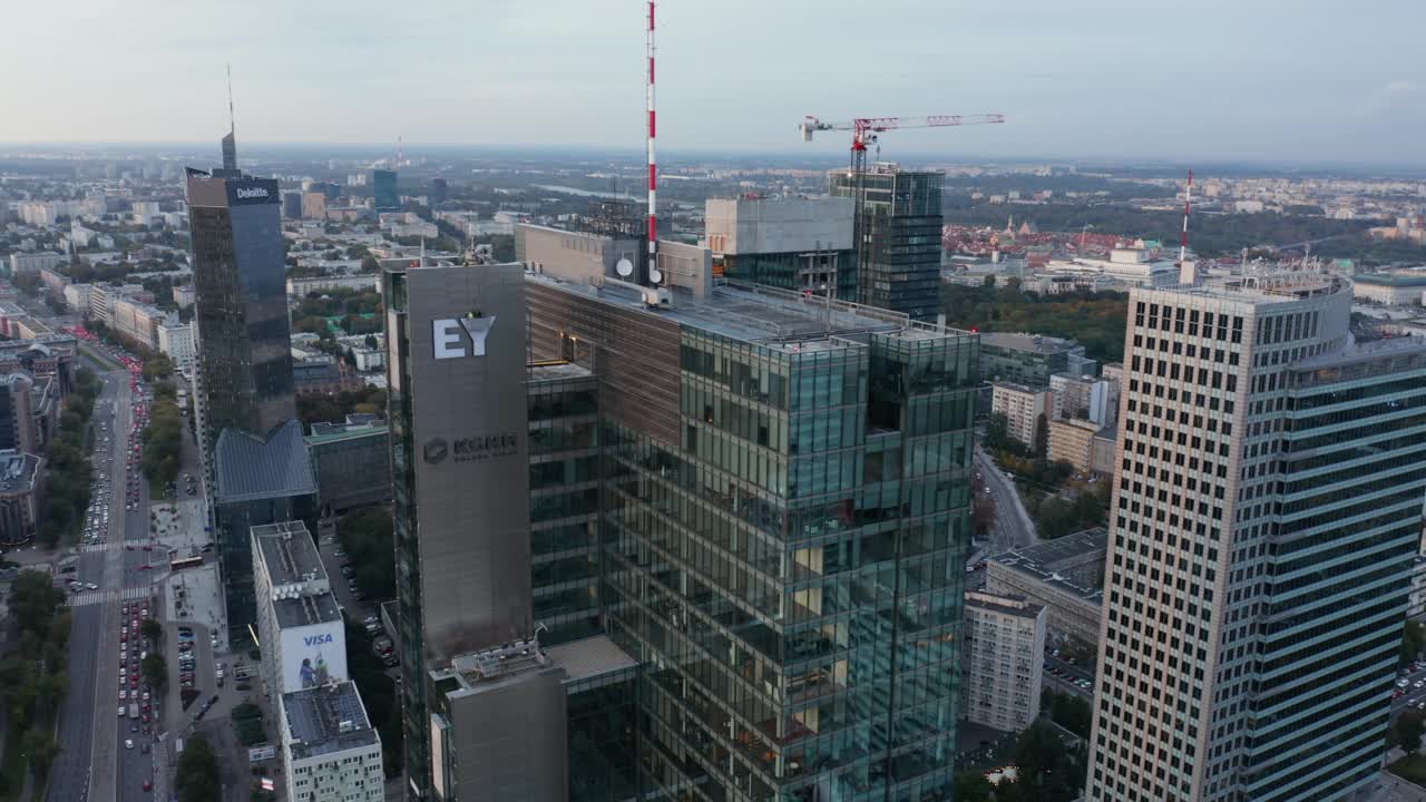 轨道拍摄了现代商业中心大楼的顶部。大城市全景。波兰华沙视频素材