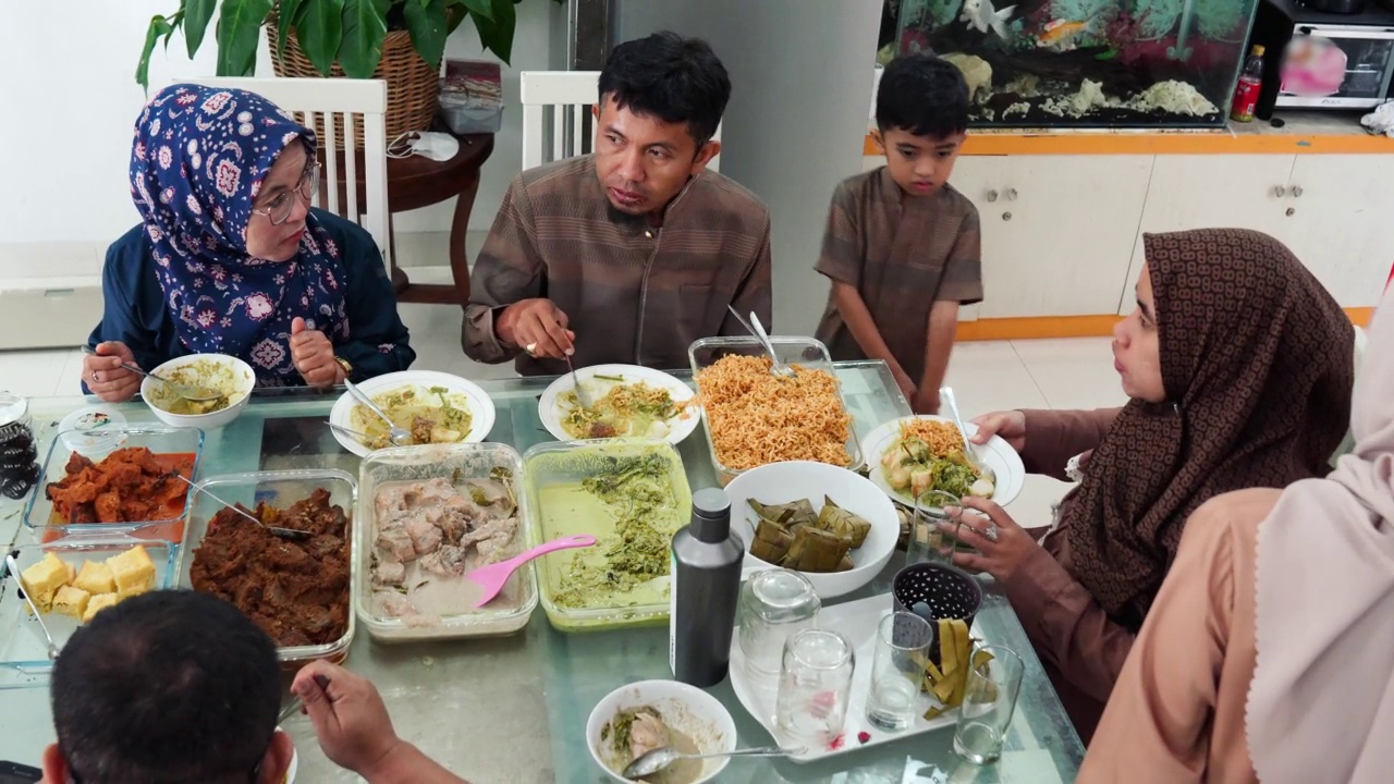 Hari Raya Aidilfitri期间美丽的家庭饮食视频素材