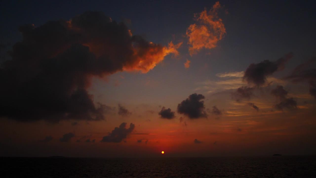 封锁慢动作拍摄美丽的风景，在夕阳下的云海-大堡礁，澳大利亚视频素材