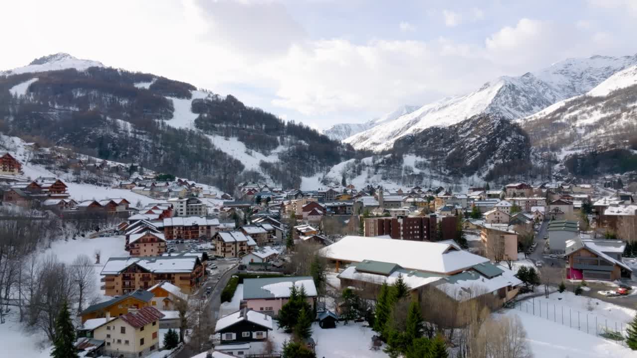 白雪皑皑的山脉附近的住宅鸟瞰图- Valloire，法国视频素材