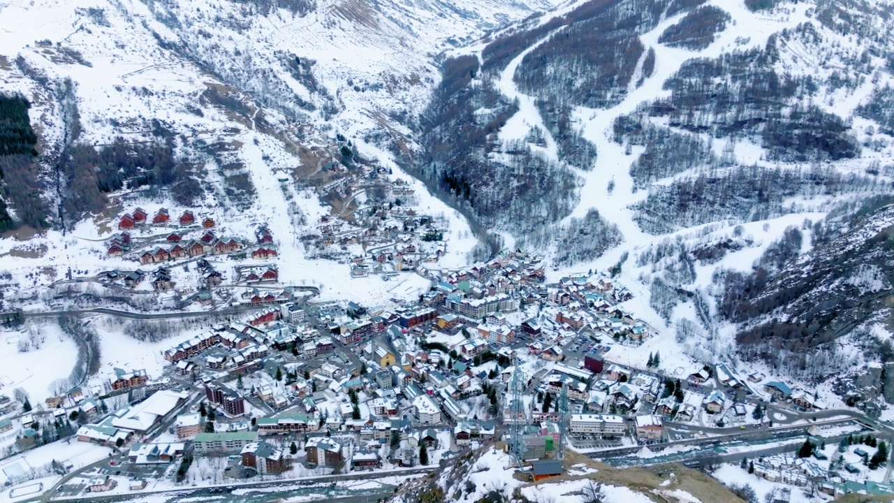 空中向后的雪山在冬天的城镇-瓦卢瓦，法国视频素材