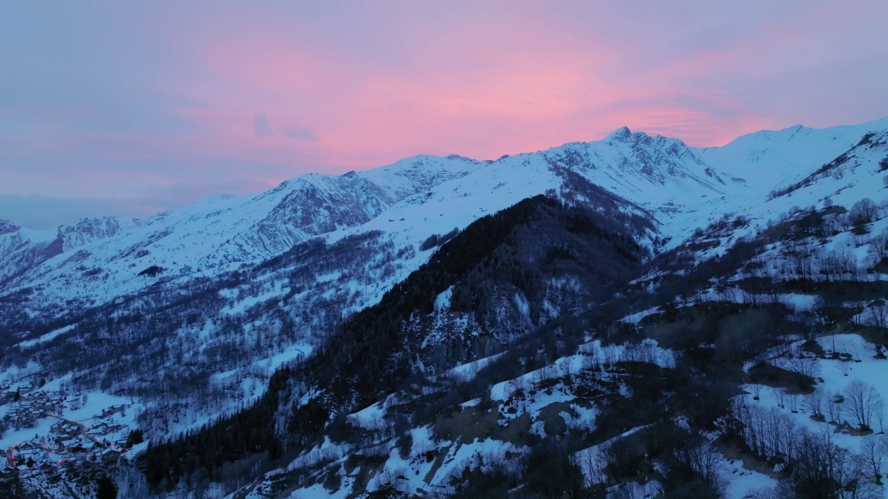 航空前进拍摄的男性游客在雪山探险度假- Valloire，法国视频素材