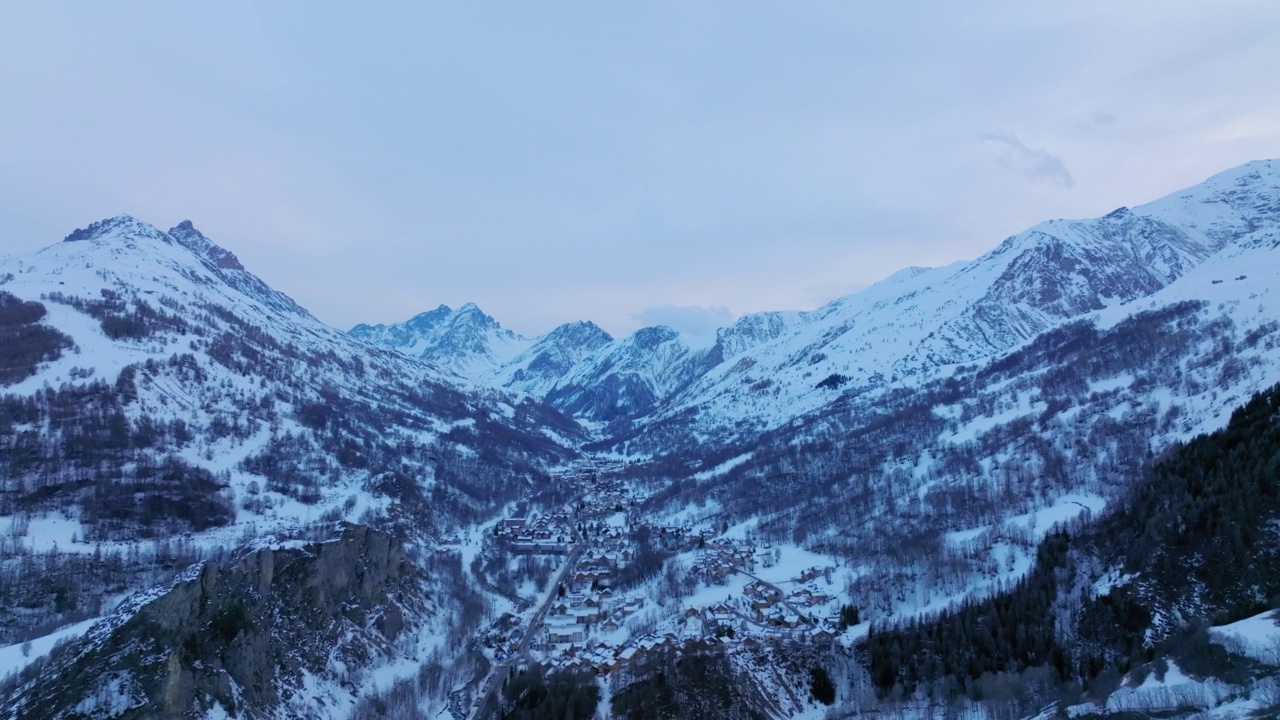 空中前进拍摄的城市景观在雪山下的天空-瓦卢瓦，法国视频素材