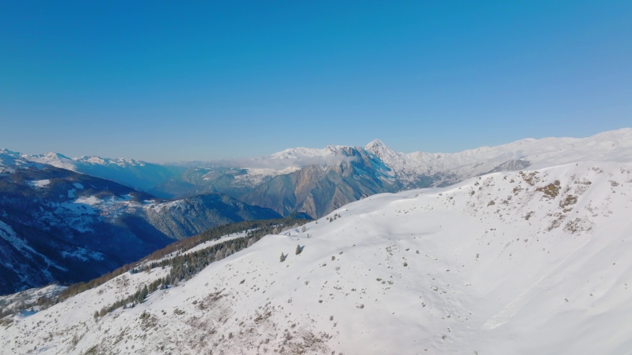 空中前进拍摄美丽的雪山在晴朗的天空下-瓦卢瓦，法国视频素材