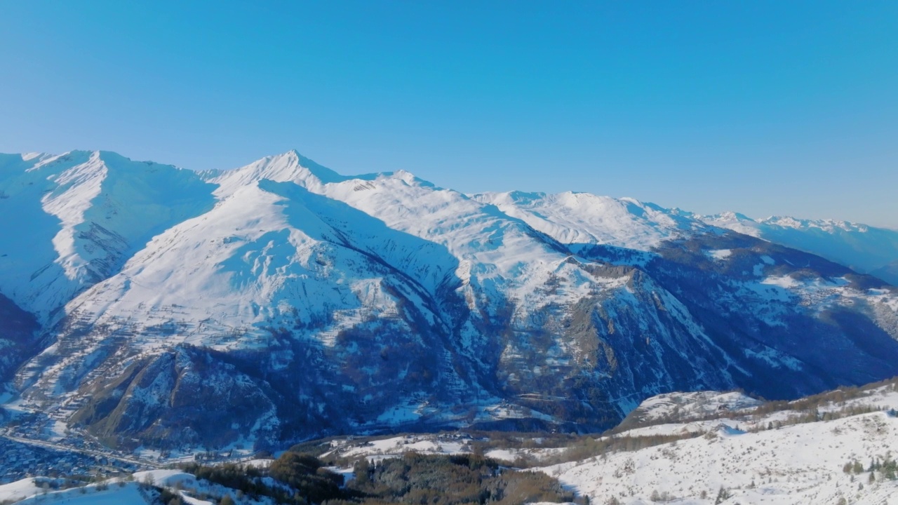 空中向前拍摄的风景雪山在晴朗的天空下-瓦卢瓦，法国视频素材