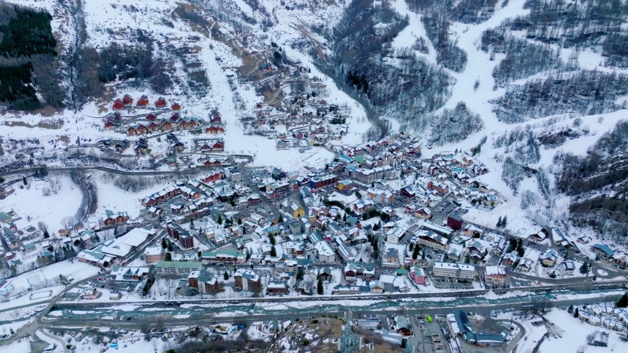 空中倾斜拍摄田园般的雪山在冬天的城镇-瓦卢瓦，法国视频素材