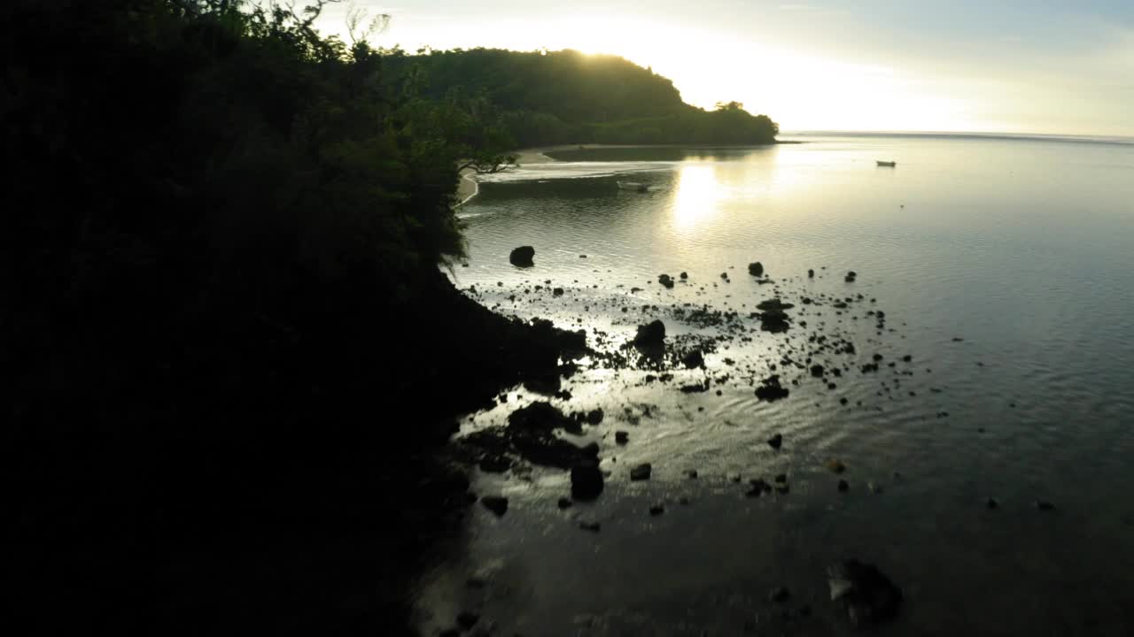 航拍游客在岛上探索海滩，无人机在日落期间在海上飞行-苏瓦，斐济视频素材