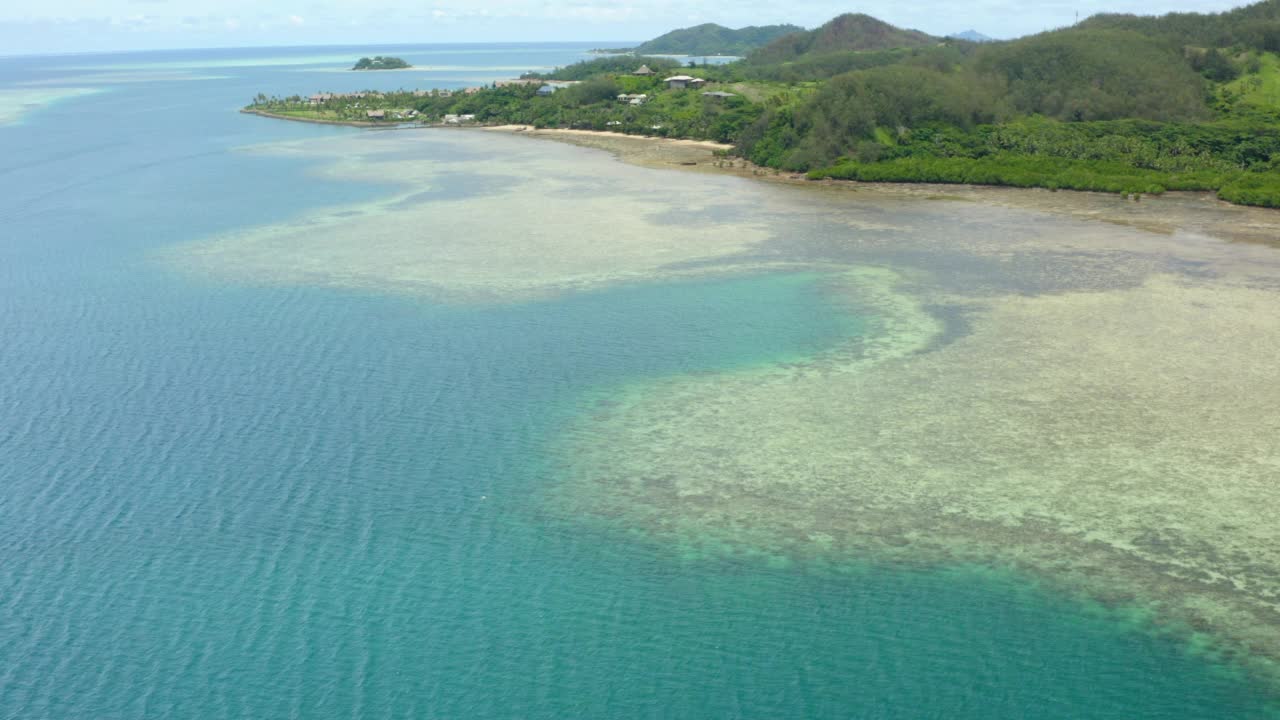 空中前进的风景拍摄岛屿的绿松石海对多云的天空-苏瓦，斐济视频素材