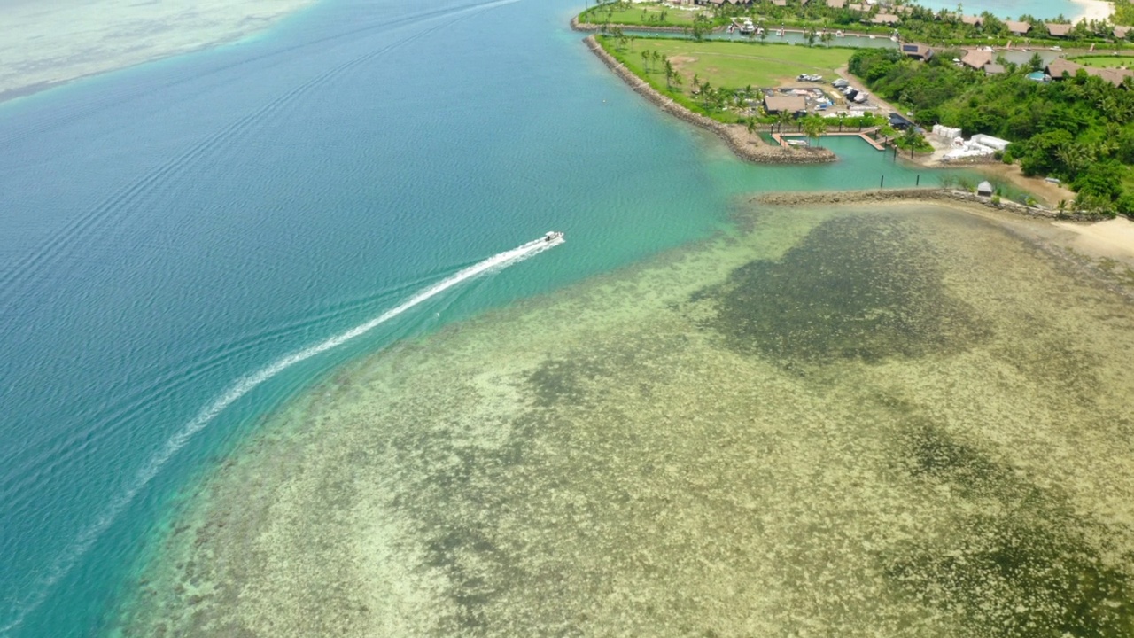 航拍海浪起伏的美丽海洋，无人机向前飞行在岛屿景观-苏瓦，斐济视频素材