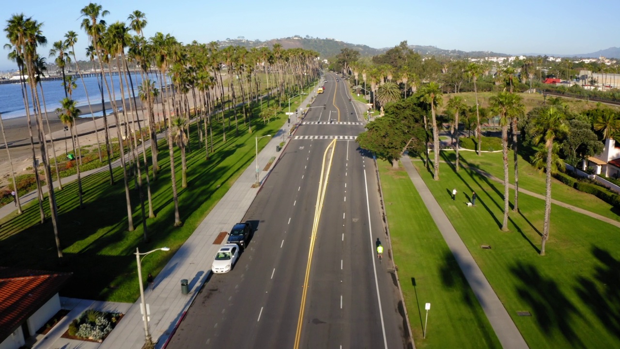 空中前进拍摄的道路在城市景观和海滩在阳光明媚的日子-圣巴巴拉，加利福尼亚视频素材