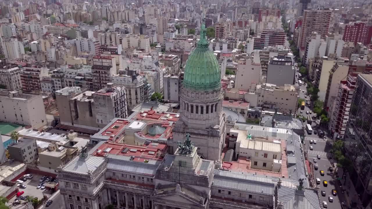 空中平移拍摄的绿色圆顶纪念性建筑在城市在晴朗的一天-布宜诺斯艾利斯，阿根廷视频素材