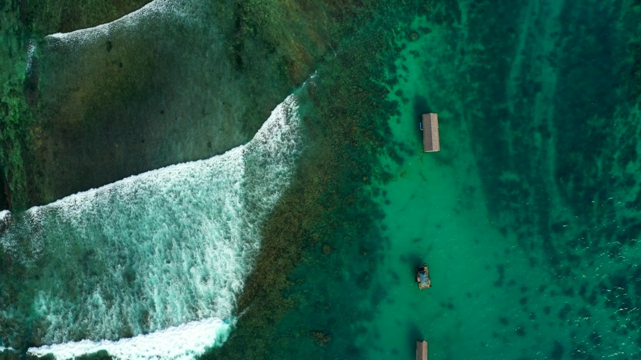 空中倒拍在绿松石海的屋顶小屋-巴厘岛，印度尼西亚视频素材