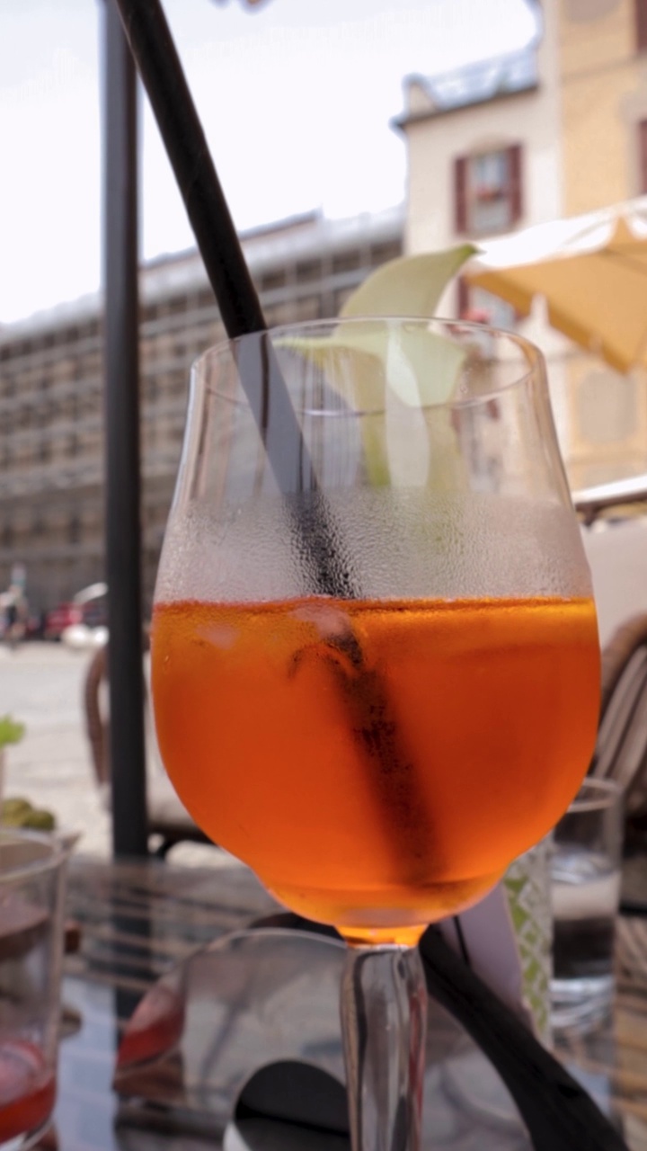 冷饮杯中的Aperol Spritz视频素材