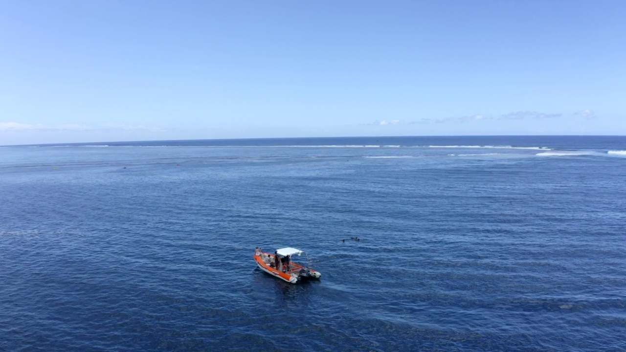 空中拍摄的游客乘坐航海船在蓝色的海上度假-大溪地，法属波利尼西亚视频素材