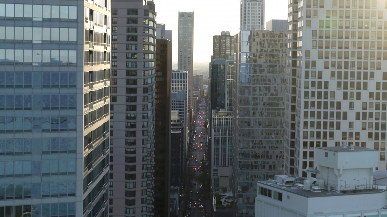 空中倾斜拍摄的现代建筑在市中心对晴朗的天空-芝加哥，伊利诺斯州视频素材