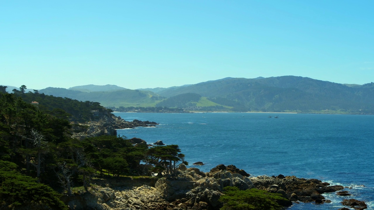 晴朗的日子，德尔蒙特森林拍摄的蓝色大海空中封锁风景照视频素材