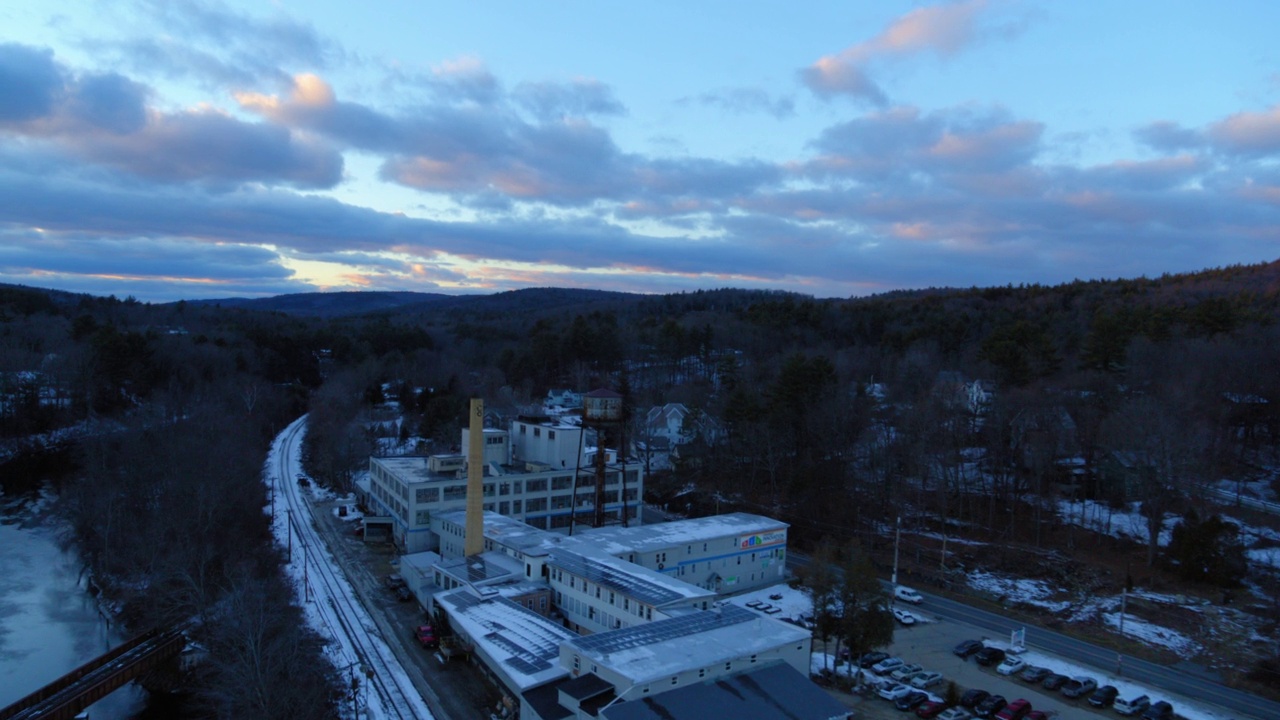 空中向前拍摄的住宅区被雪覆盖的建筑-奥兰治，马萨诸塞州视频素材