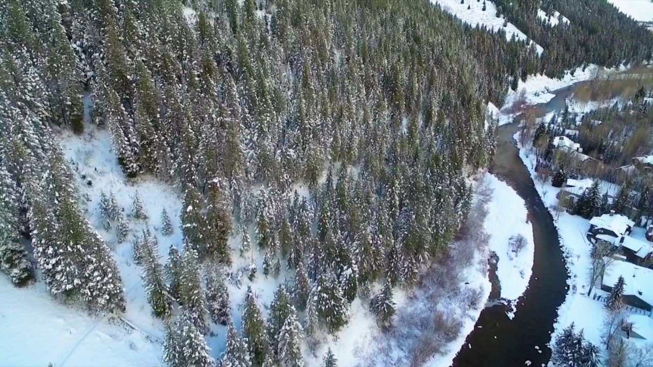 空中倾斜拍摄的河流在冰雪胜地小镇-太阳谷，爱达荷州视频素材