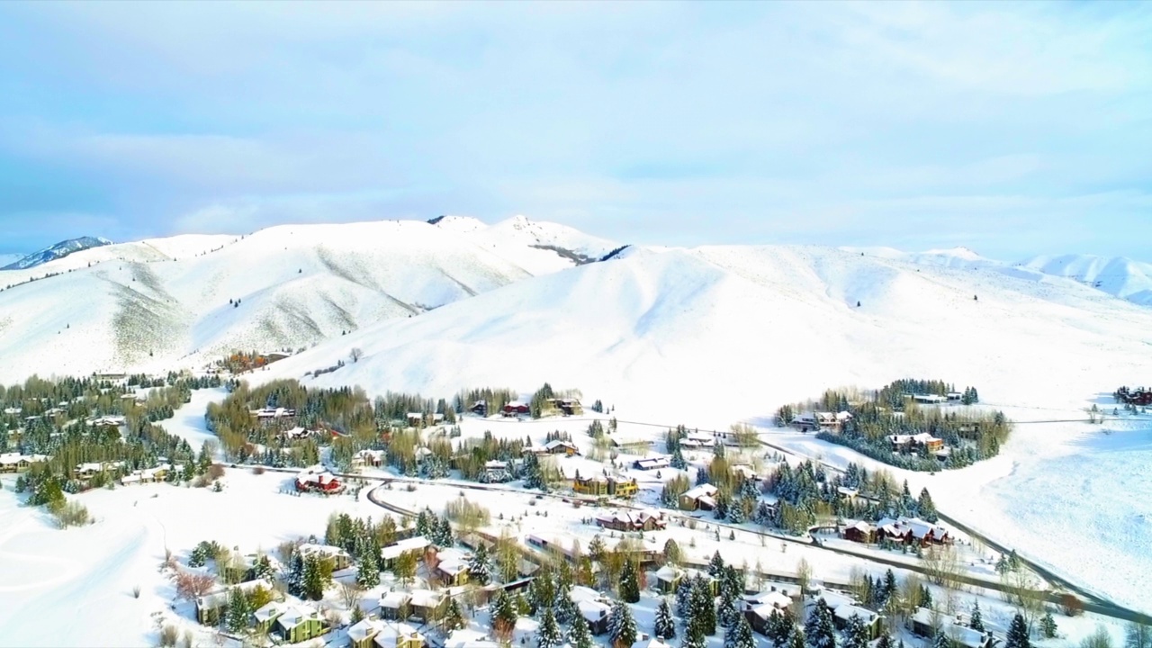 空中向后拍摄的小镇雪山-太阳谷，爱达荷州视频素材