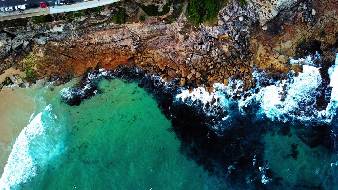 空中向上的美丽镜头在海滩上的碧绿大海-悉尼，澳大利亚视频素材