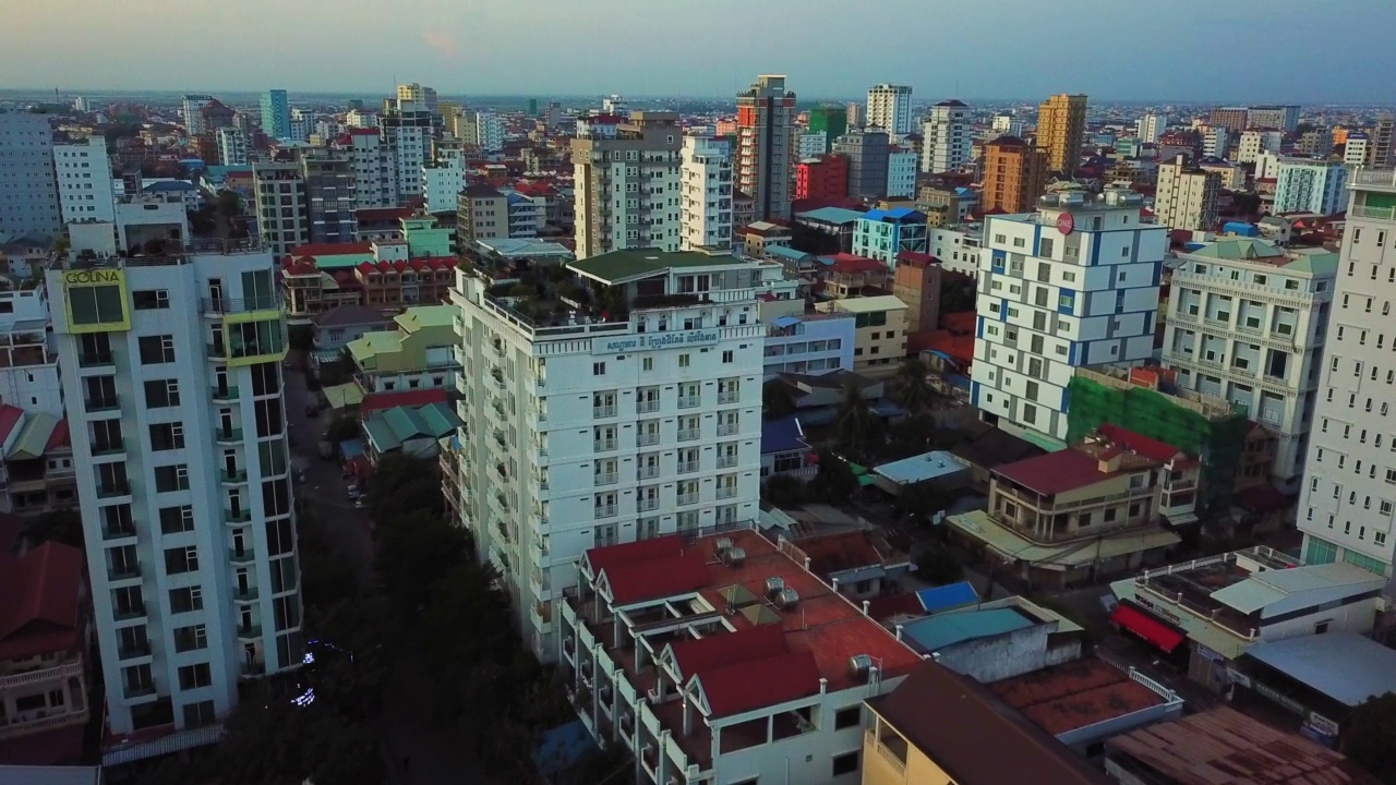 空中前进拍摄的住宅建筑在城市对天空-金边，柬埔寨视频素材