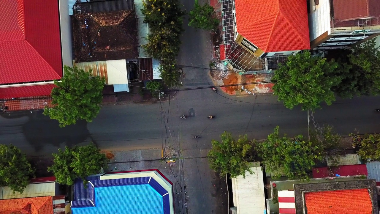 空中向上拍摄的车辆移动在道路上的城市-金边，柬埔寨视频素材