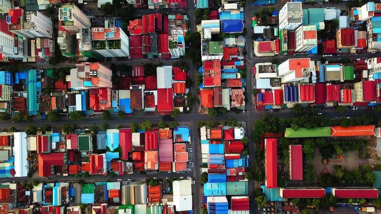 从空中向上拍摄的多色屋顶的住宅在城市-金边，柬埔寨视频素材