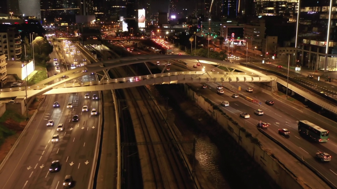 空中前进的乐队在桥上演奏在城市的道路在夜间-特拉维夫亚福，以色列视频素材